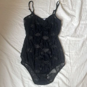 Spets body - I använt skick, fin passform men förliten för mig