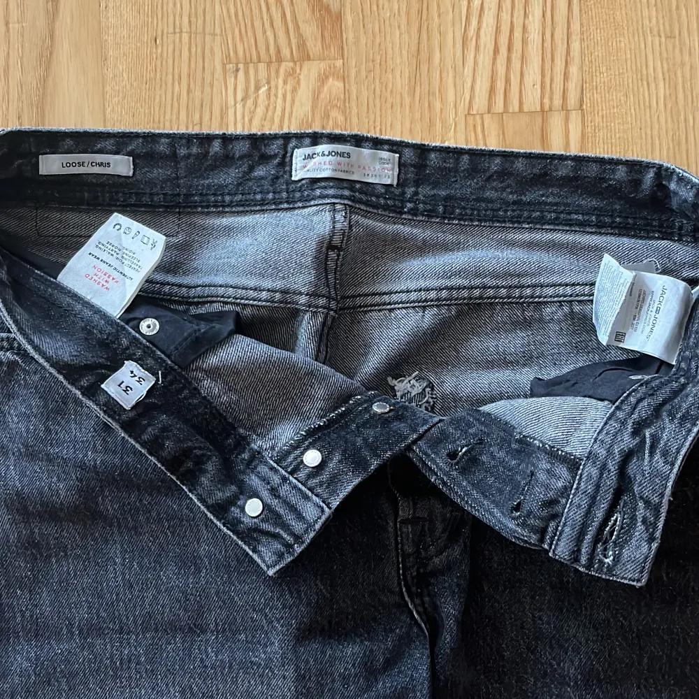 Tjena! Säljer nu mina svarta Jack & Jones jeans i storleken 31/34. Modellen är loose/chris. Är bara använda ett fåtal gånger och är i ett väldigt bra skick. Hör av dig vid fundering, pris kan diskuteras. Jeans & Byxor.