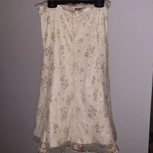 Lång kjol - En lång fin kjol med mönster.