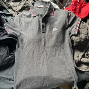 Moncler pike - Moncler piké till salu då den inte passar mig längre. Piken är i gott i skick då jag bara använt vid speciella tillfällen. Beställd via man of a kind så bevis på att den är äkta finns. Meddela för mer bilder/videos.