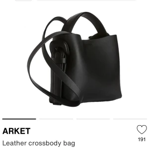 Arket väska  - Säljer min lilla arket väska i svart! Som ny skick