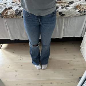 Snygga jeans från Zara! Kommer inte till användning, hål vid bakfickan därav priset men går att sy hur lätt som helst! Midjemått 35, innerbenslängd 82, bredd längst ner 25! Köp nu vid snabb affär💕