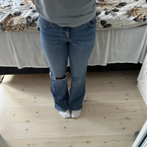 Utsvängda jeans!! - Snygga jeans från Zara! Kommer inte till användning, hål vid bakfickan därav priset men går att sy hur lätt som helst! Midjemått 35, innerbenslängd 82, bredd längst ner 25! Köp nu vid snabb affär💕