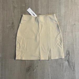 Beige kjol strl XS - Säljer denna fina beige kjol köpt från Gina tricot. Stl XS. Aldrig använd, lappar kvar. 