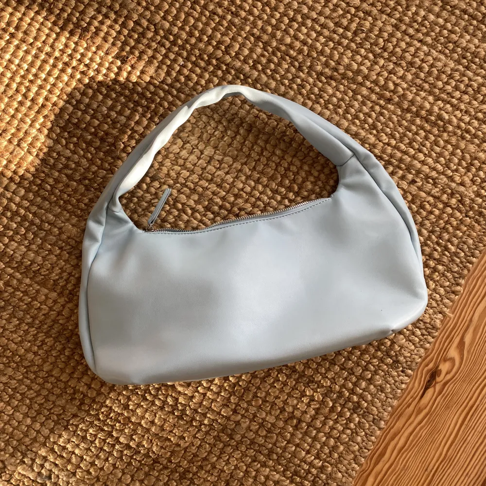 Superfin babyblå väska från Gina Tricot. Rymlig och enbart använd 2 gånger. . Väskor.