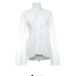 Vit blus topp - Vit blus med superfina detaljer och vida längst ner vid armen. Köpt på sellpy. Fint skick. 