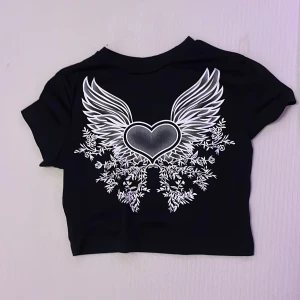 Svart t shirt - En svart y2k t shirt med tryck på framsidan🖤