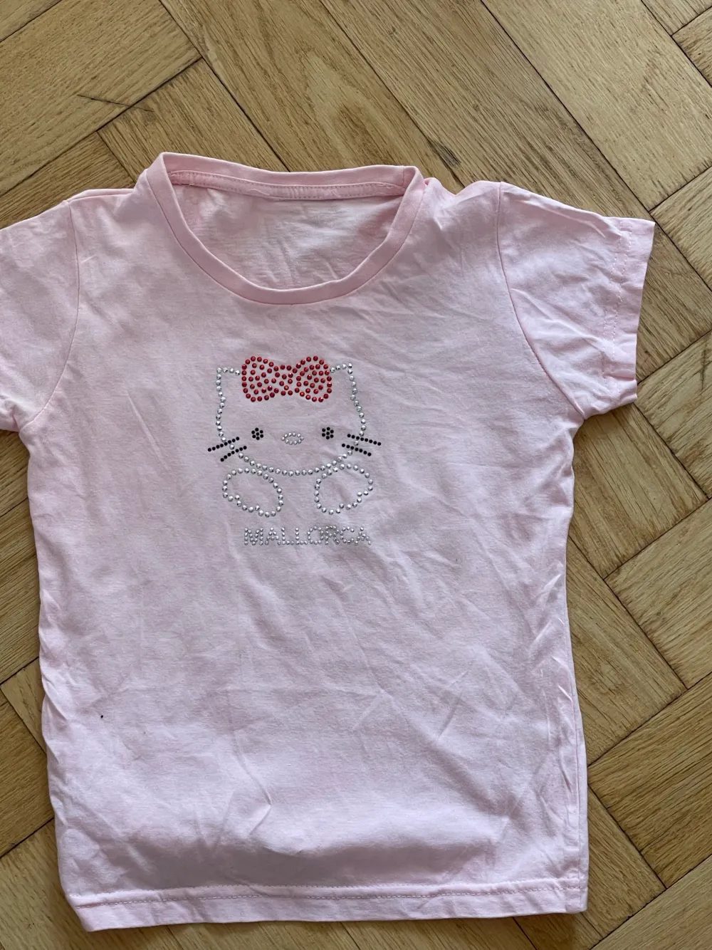 Säljer denna hello Kitty t-shirt köpt på en marknad i Spanien vet därför inte märke. Skulle säga att den är XS/XXS.Knappt använd och bra kvalite . T-shirts.