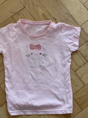 Säljer denna hello Kitty t-shirt köpt på en marknad i Spanien vet därför inte märke. Skulle säga att den är XS/XXS.Knappt använd och bra kvalite 