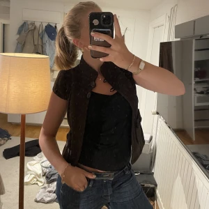 Snygg väst - Unik väst med snygga detaljer. Köpt secondhand i Paris 