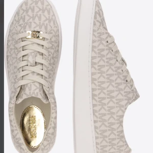 michael kors skor - Ett par fina michael kors skor i srl 39 men funkar oxå för 38z. Då dom inte kommer till användning säljer jag dem. Köpa i mk butiken i sthlm denna sommar   Pris kan diskuteras 