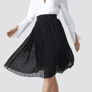 Plisserad kjol - Plisserad kjol från nakd, sparsamt använd. Är 160 cm och går till mitten på smalbenen.🤍 pris kan diskuteras vid snabb affär