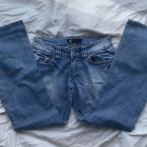 Lågmidjade jeans - Supersnygga lågmidjade vida jeans. Bara att skriva om du har några frågor eller vill ha fler bilder (kan tyvärr inte skicka med dem på)🌟🌸