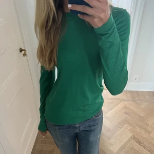 GRÖN GLITTRIG TRÖJA - Glittrig tröja från & Other Stories i nyskick 🤍