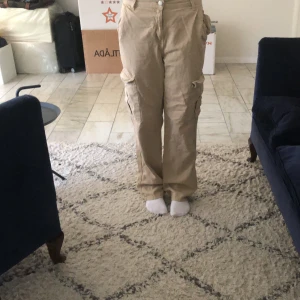 Pull & Bear cargo byxor  - Är i bra skick. Säljer på grund av att jag inte använder dom längre.