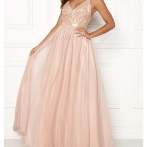 Klänning - Fin klänning i storlek 40, använd en gång så absolut inga fel på den. Passar som en storlek M. Nypris 1299kr