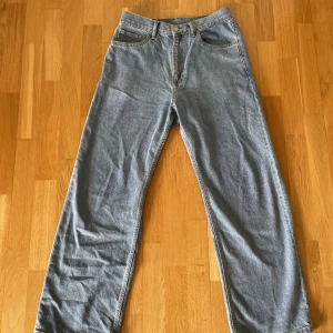 Jeans  - Nästan helt oanvända jeans från Drdenim, i relaxed fit. Tredje bilden ger en mer ärlig färg på jeansen. Ny pris 699kr!
