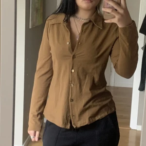 brun skjorta - jättesöt och skön skjorta som jag säljer då den inte kommer till användning! storleken är M men den är stretchig då det är tshirt material! pris går att diskutera, ställ gärna frågor!💕