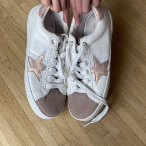 skor - jätte fina skor men tyvärr för stora för mig. använda 1 gång