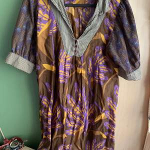 Säljer denna fina mönstrade löspassande vintageklänningen!  För mer info, mått eller bilder skriv privat 🫧