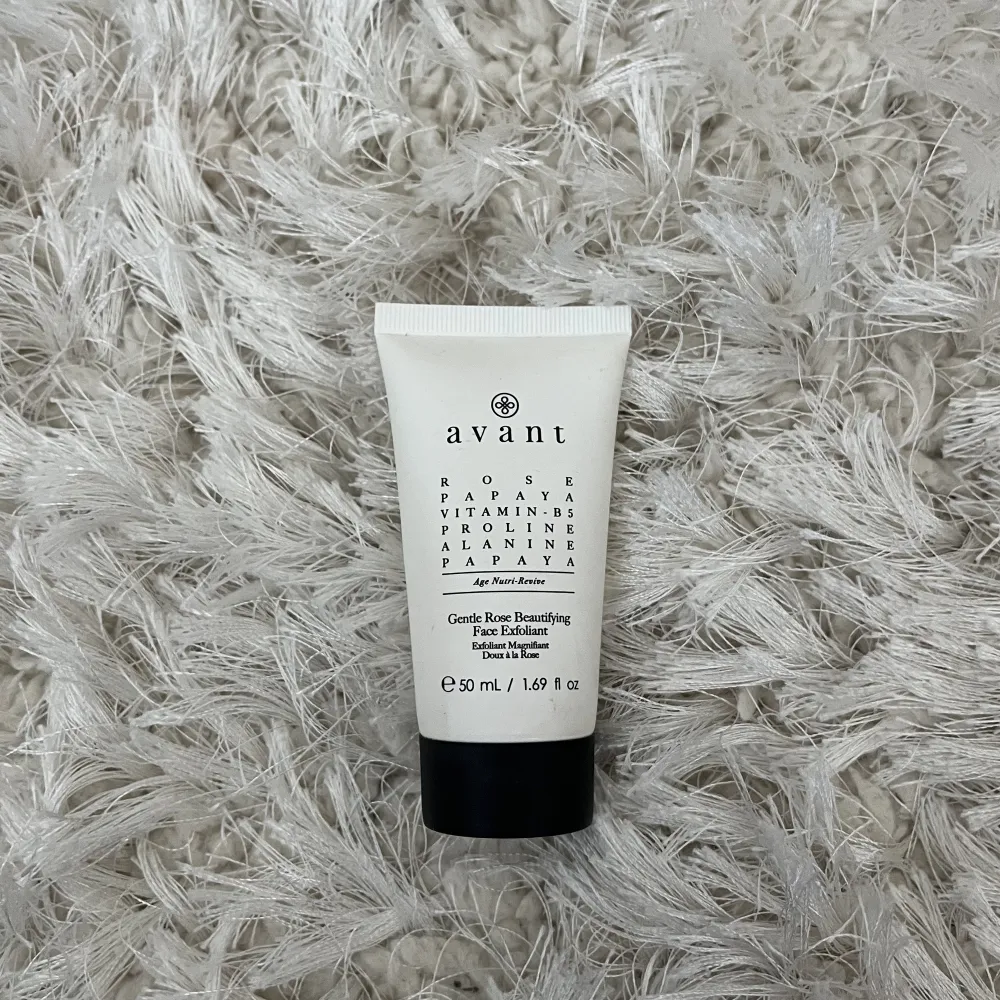 Säljer en helt oöppnad face scrub från avant (se bild 3 för förklaring)🤍Den är exklusiv oxh superbra men råkade få hem 2st och jag behöver bara en☺️Orginalpris: 1060kr, säljer för 80 pris kan diskuteras, den är 50ml. Övrigt.