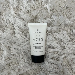 Avant face scrub  - Säljer en helt oöppnad face scrub från avant (se bild 3 för förklaring)🤍Den är exklusiv oxh superbra men råkade få hem 2st och jag behöver bara en☺️Orginalpris: 1060kr, säljer för 80 pris kan diskuteras, den är 50ml