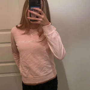 Calvin Klein tröja - Säljer nu min såå fina Calvin Klein tröja🫶🏻💕Använd endast 1 gång🌸✨