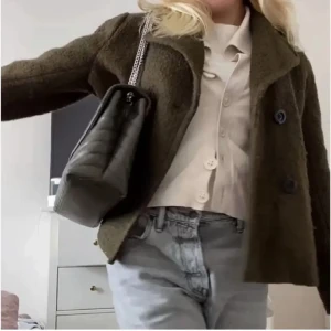 Fin jacka - Så fin jacka! Köptes för längsen, bra skick! Jätte fin till hösten å vintern🫶🏼 HÖGSTA BUD 150kr