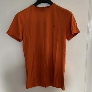 Orange Les Deux t-shirt i storlek S. Fint skick.