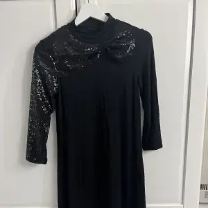Fin svart klänning från sisley är till nästan mitt på låren på mig som är 160, knappt använd så i bra skick! Står ej vilken storlek den är men passar mig som är en S/M, köparen står för frakten!