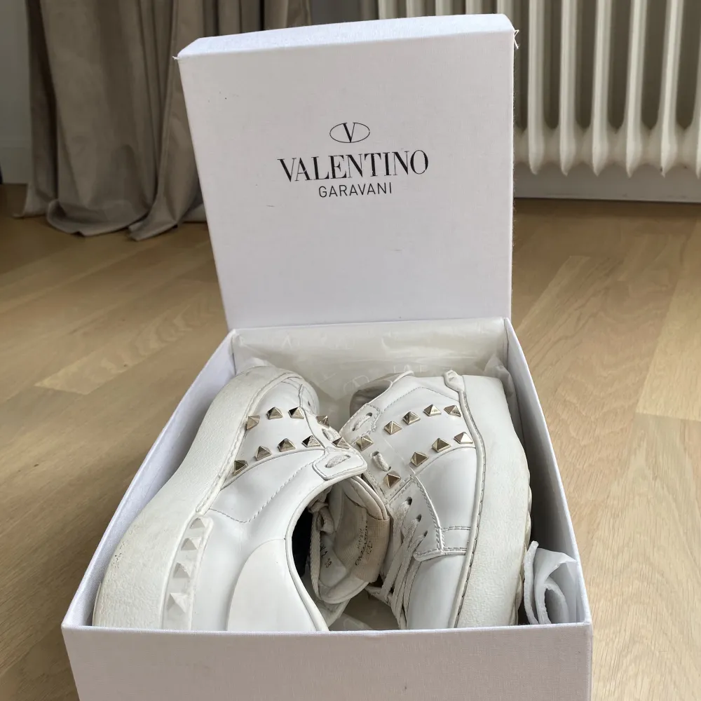 Valentino skor i nyskick allt og följer med först till kvarn👌. Skor.