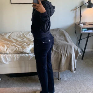 Juicy sett - Säljer detta juicy sett då jag inte använder de längre. Super bra skick knappt tecken på användning!  Kontakta privat vid intresse💗