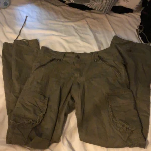 Cargo - Säljer dessa cargo byxor som är lågmidjade! Fett snygga men lite för små för mig! Det passar bra i längden och jag är 160cm. Lite långa dock men det funkar ❤️storlek 27 i midjan 