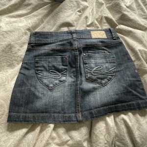 Mörkblå jeanskjol - Skitsnygg jeanskjol som tyvärr inte kommer till användning. Köpt second hand men märket edc by esprit🩷skulle säga att den är som xs/s