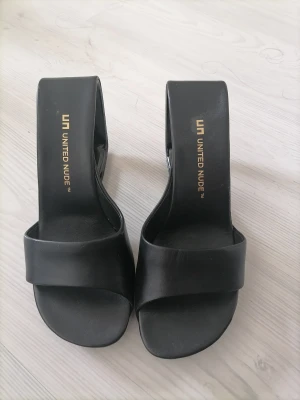 United nude i äkta skinn oanvända storlek 39 - Nypris cirka 3000 kronor  Aldrig använda i äkta skinn och passar 38,5 eller 39  Länk till produkten: https://unitednude.eu/products/mobius-hi-nos
