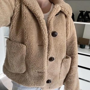 Teddyjacka - Beige teddyjacka från zara med sååå fina knappar. Nästintill oanvänd, fortfarande mjuk och utan defekter. Storlek M men passar även S.