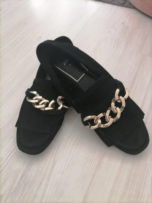 ZARA loafers i äkta skinn/ mocka  - Nya oanvända ZARA loafers i äkta mocka storlek 39  Bekväma med fin detalj