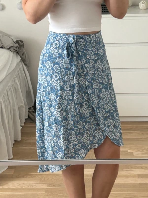 Blommig kjol - Knälång blommig kjol från märket pieces köpt på veromoda! Använd ett fåtal gånger! 