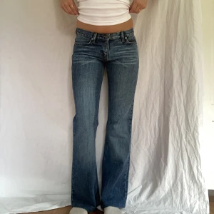 Lågmidjade skitsnygga jeans  - Midjemått- 38cm (rätt över)  Inerbenslängd - 80cm  Jag är 170 på bilderna! Inga defekter!  Du kan använda KÖP NU💕
