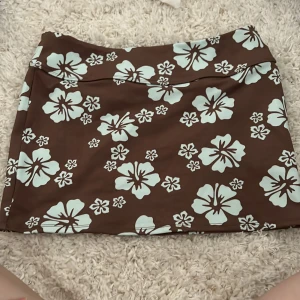 Kjol y2k - Kjol från H&M i badräktsmaterial. Man kan ha den som topp också. Tror det e strl S eftersom den passar mig men lappen e avklippt.