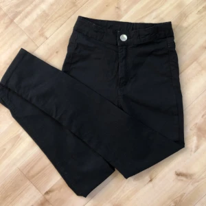  svarta jeans  -  svarta jeans knappt använda  storlek 146 💗