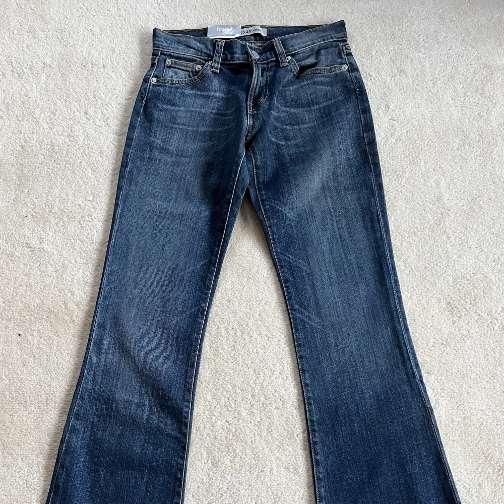 Helt nya bootcut-jeans från 2000-talet med rak passform. Märkta med tagg.   Midja: 35cm, innerbenslängd: 79cm. Jeans & Byxor.