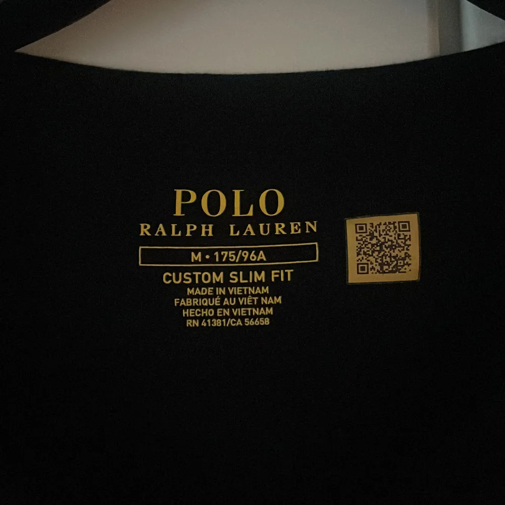 Svart Ralph Lauren T-shirt med loggan i guld, storlek M. Använd typ 1 gång. Nypris:  799kr Mitt pris: 299kr  Köpt på Zalando, kvitto finns!! . T-shirts.