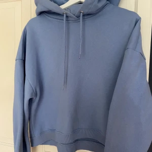 Blå Hoodie  - Babyblå Hoodie från lager 157, aldrig använd. Hoodien är lite kortare i modellen.