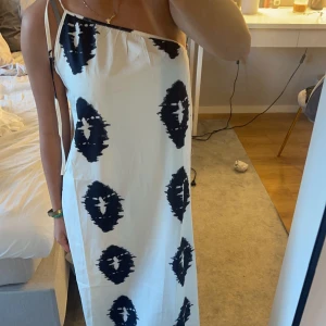 Klänning  - Säljer denna unika klänningen🫶🏼