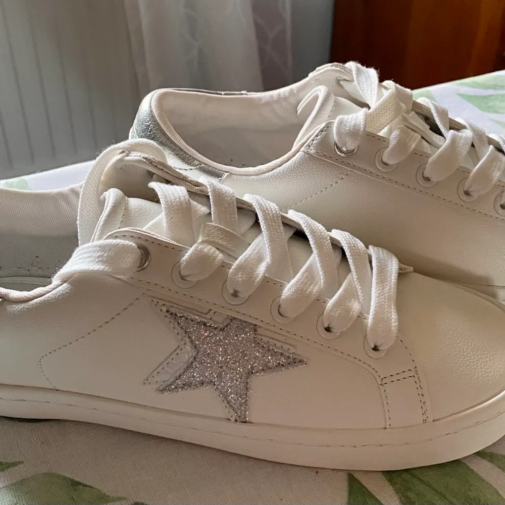 Nya Sneakers ifrån Next, är lite liten i storleken.Dom är storlek 37 men är som en 36½.. Skor.