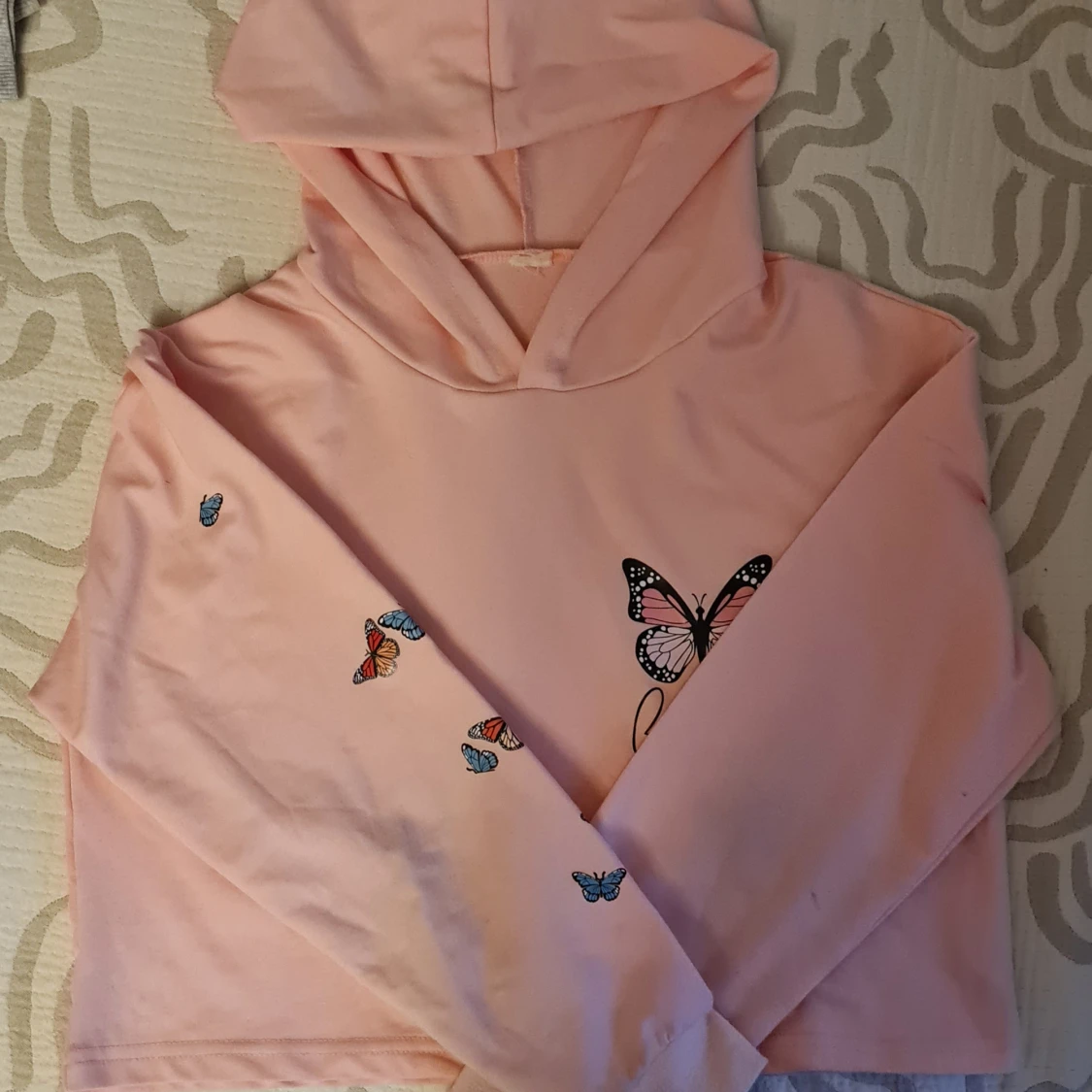 En söt rosa crop top med fjärilar på. 25kr + frakt