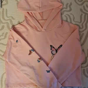 En söt rosa crop top med fjärilar på. 25kr + frakt - Tröjan är ifrån Shein. Storleken är 11-12 år (vilket motsvarar 152 tror jag). Nästan helt oanvänd. Materialet är ganska tunn. 