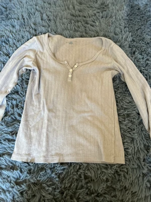 Brandy Melville tröja - Jättefin tröja från brady Melville! Säljer för att jag inte andvänder den. Den är one size men skulle nog säga att den passar som en S kanske till och med M
