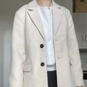 Kappa  - Jättefin kappa från Vero Moda perfekt nu till hösten! 😍🍂Kan även användas som oversized om man vanligtvis har mindre storlek. För referens har jag på bilderna vanligtvis strl xs/34 och är 167 cm lång.